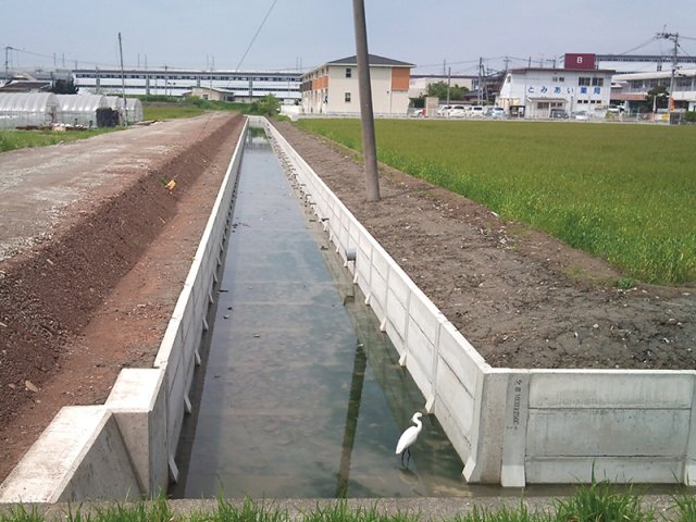 コンクリート杭 オファー 8本 丸杭 土留め 擁壁 柵渠板 水路補修